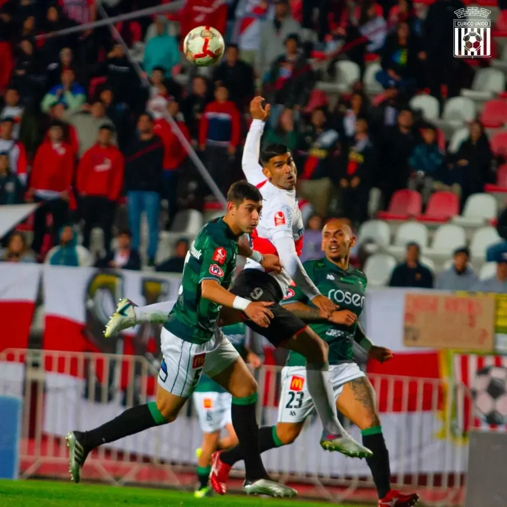 David Escalante lucha una pelota aérea en el duelo ante Deportes Temuco. (Foto: Curicó Unido).