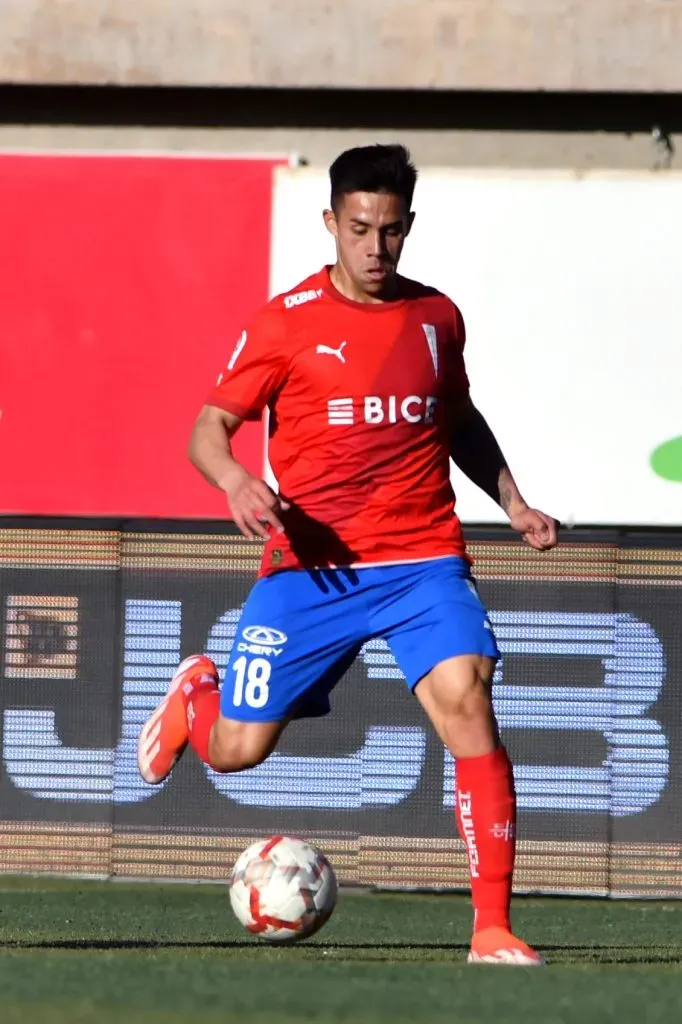 Alexander Aravena vino desde el banco de suplentes en el último partido de la UC (Photosport)