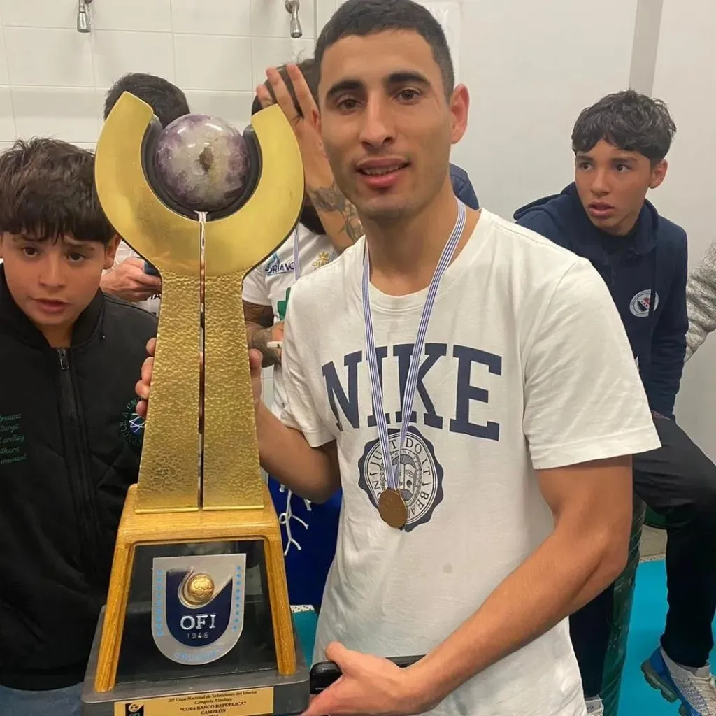 Walter Domínguez festeja con la Copa OFI que ganó junto a Juventud Soriano. (Captura Instagram).