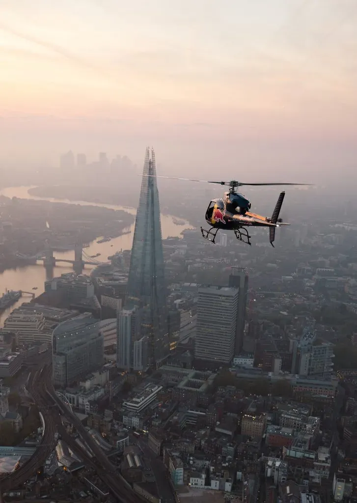 El helicóptero que llevó a los paracaidistas a su vuelo en Londres. Foto:  Michael Zajc / Red Bull Content Pool.