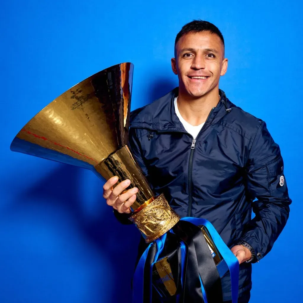 Alexis Sánchez con el último título del Inter de Milán. Foto: Inter