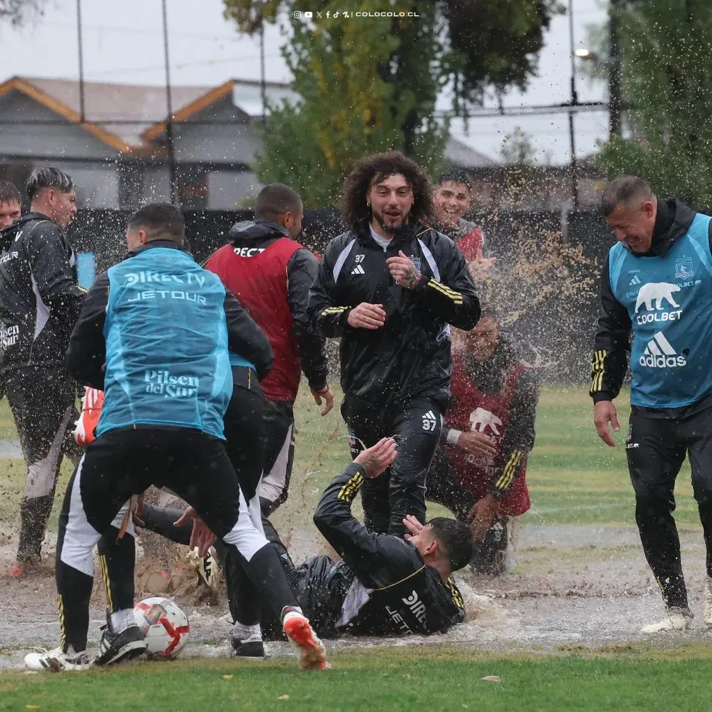 Los jugadores de Colo Colo se dieron un chapuzón en las pozas que dejó la lluvia en el Monumental. Foto: Comunicaciones Colo Colo.