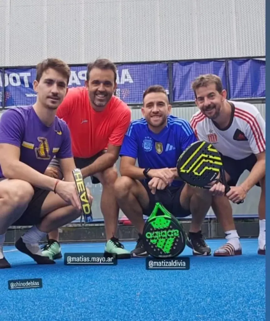 Matías Zaldivia jugando padel con su representante y amigos en Argentina.