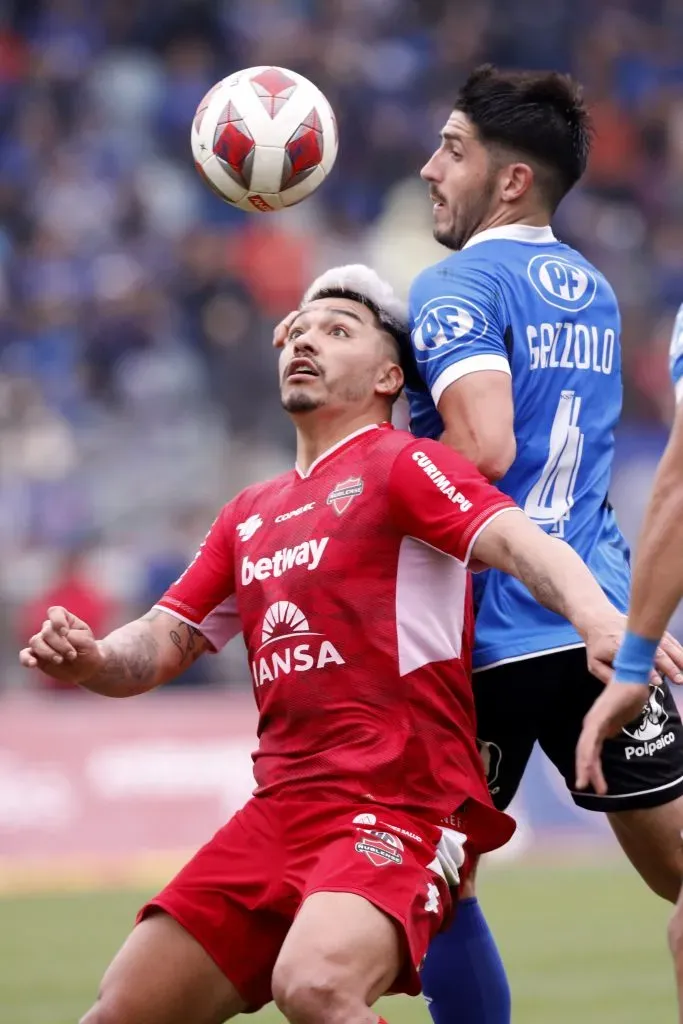 Lorenzo Reyes disputa un balón con Benjamín Gazzolo en un Ñublense ante Huachipato. (Marco Vasquez/Photosport).