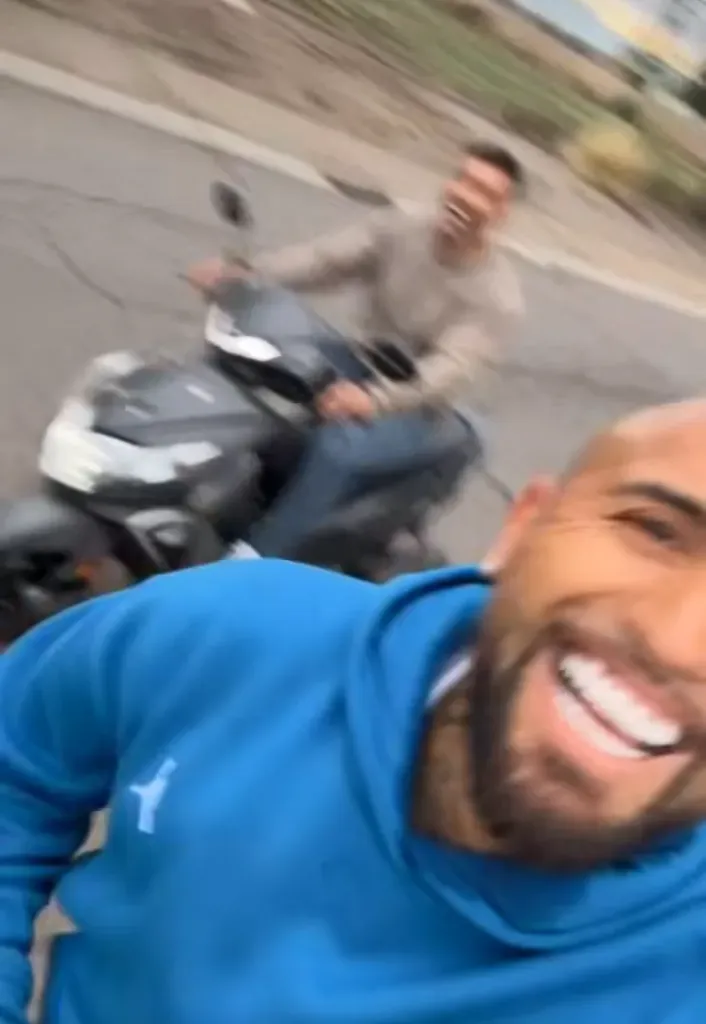 Arturo Vidal corre mientras su primo lo sigue en moto.