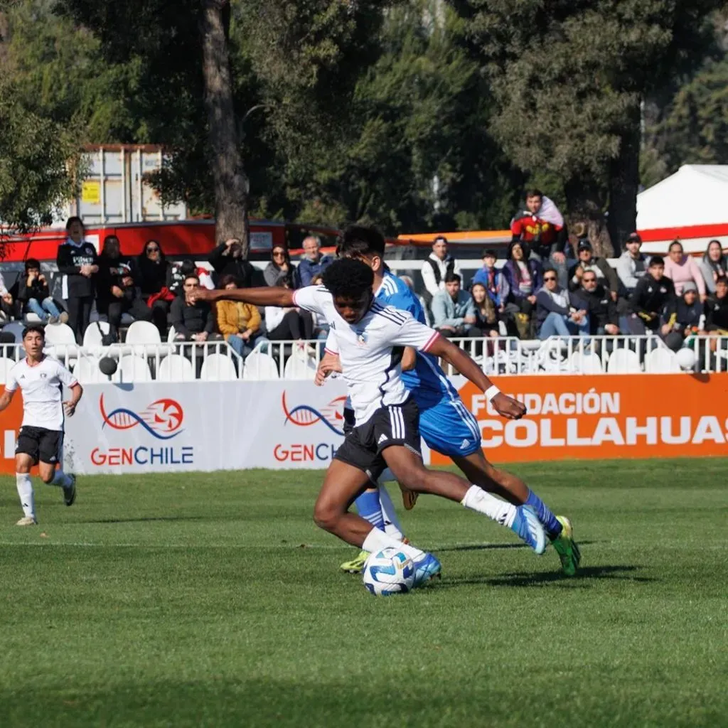 Peña antes del gol a la U tras cruzar su zurdazo