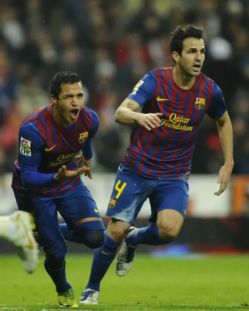 Alexis Sánchez y Cesc Fábregas, que jugaron juntos en Barcelona, no se reencontrarán en Como (Getty Images)