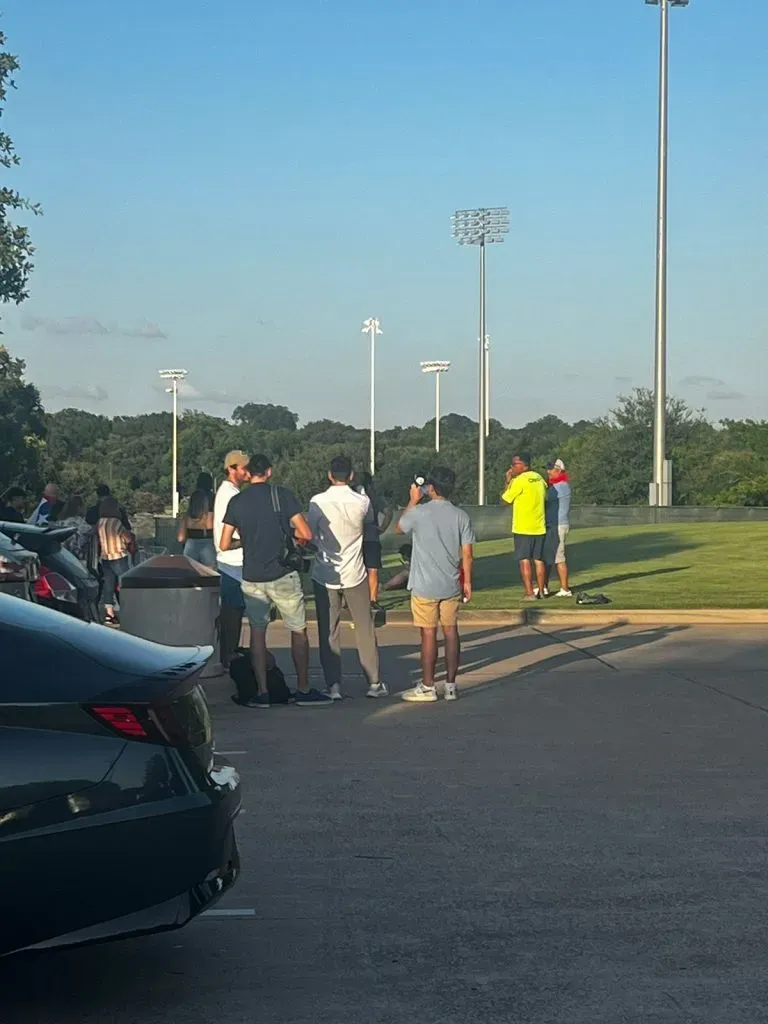 Llegaron al entrenamiento de Chile de manera desconocida.