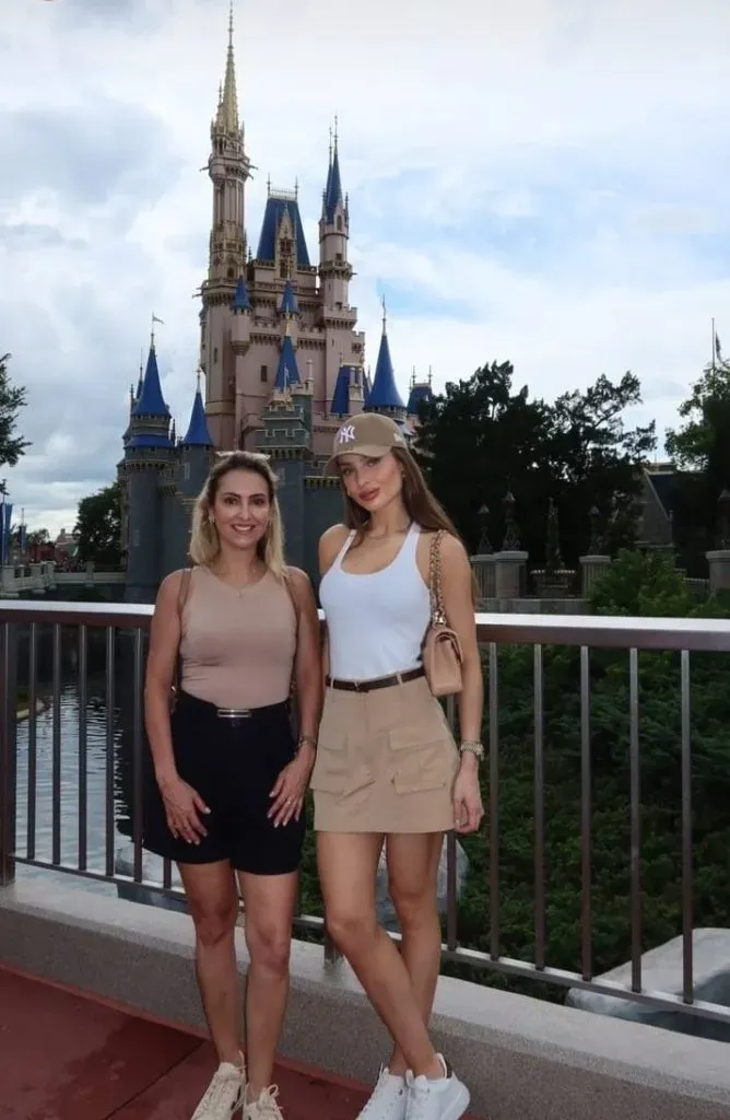 Juliana Peixoto recorre el parque de Disney en Orlando.