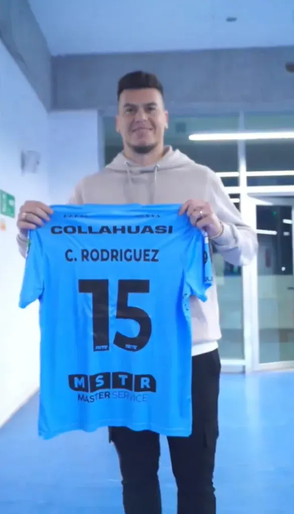 Carlos Rodríguez posó con la camiseta de los Dragones Celestes. (Captura Deportes Iquique).