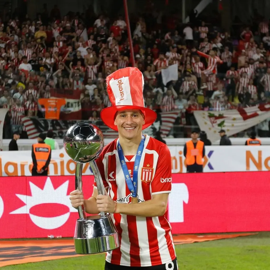 Fernando Zuqui festeja el título de Estudiantes en la Copa de la Liga Profesional. (Foto: Instagram).