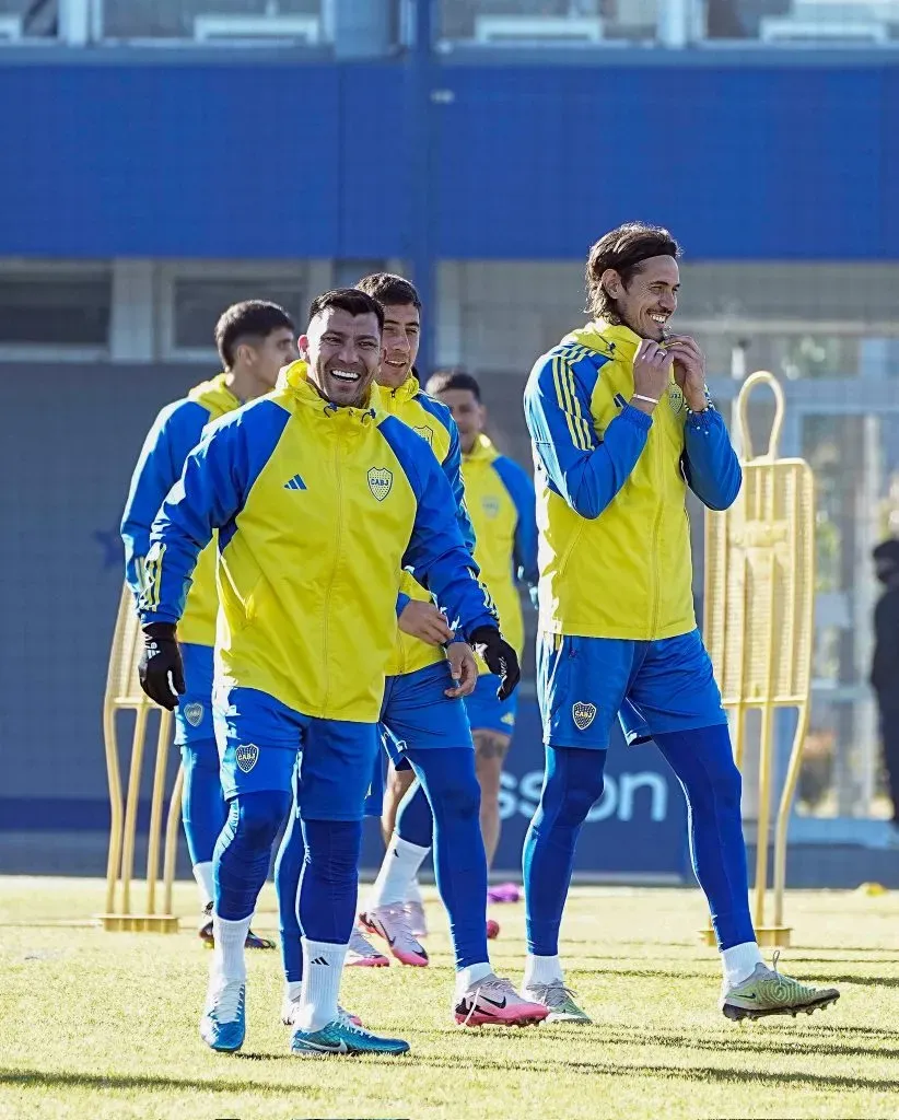 Gary Medel junto a Edinson Cavani en el entrenamiento de Boca Juniors (@BocaJrsOficial)