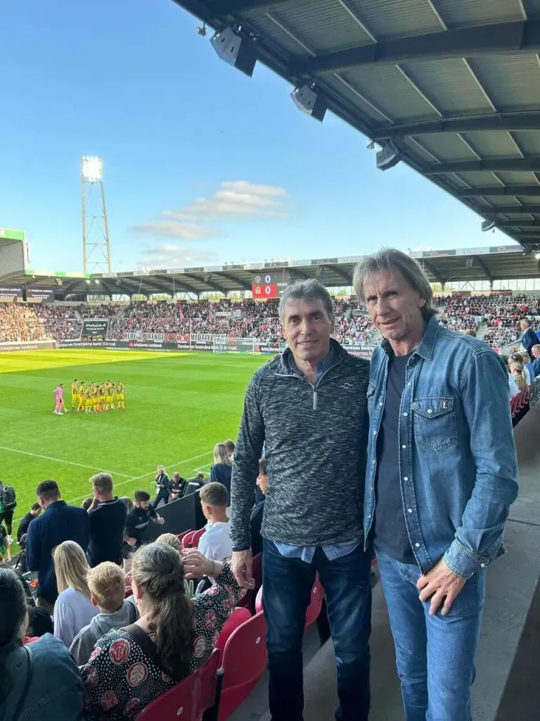 Ricardo Gareca y el PF Néstor Bonillo, viendo en la tribuna a Darío Osorio (Cedida)