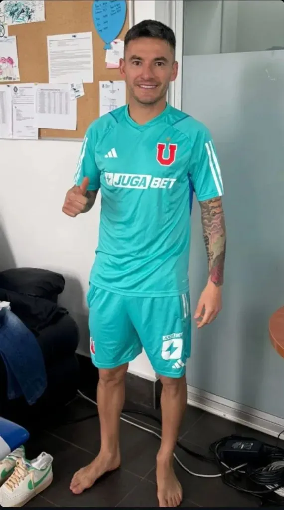 Charles Aránguiz con la camiseta de la U.