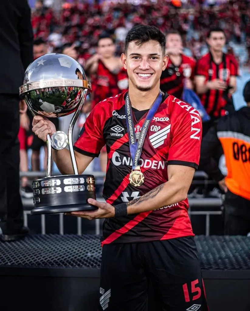 Jader Gentill con la Recopa Sudamericana que ganó junto a Athletico Paranaense. (Foto: Captura Instagram).