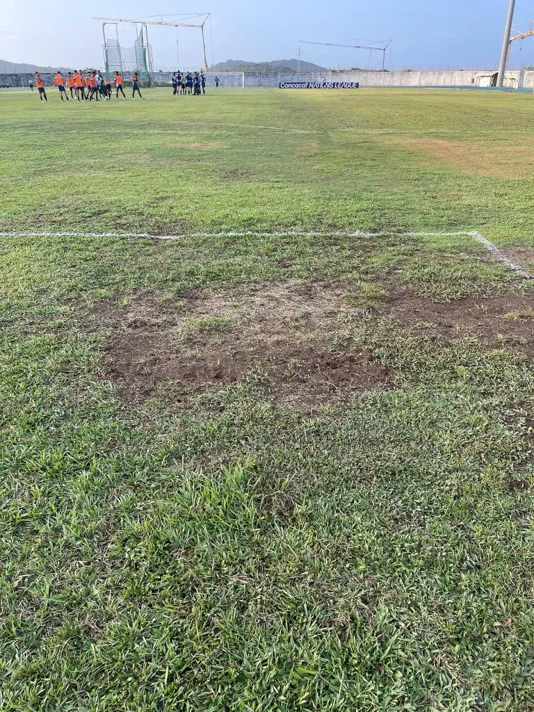 Este era el pobre estado de la cancha en la que el Fantasma Figueroa y Nicaragua enfrentaron a Guyana Francesa. Foto: Twitter.