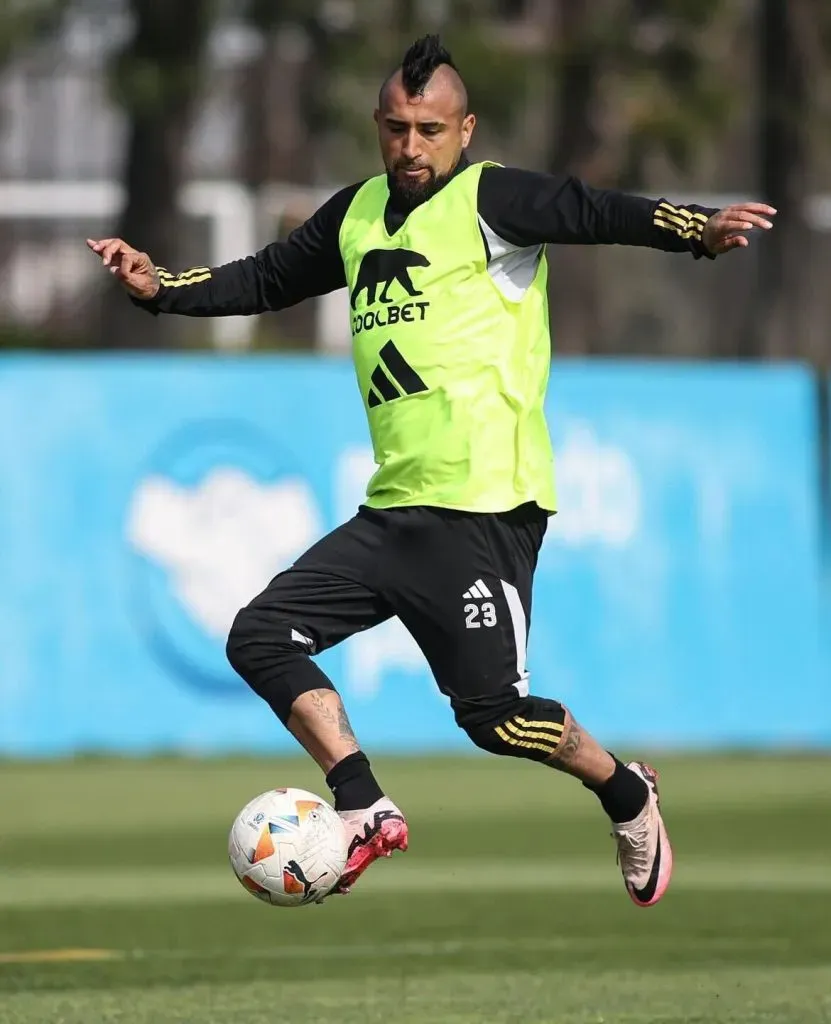 Arturo Vidal entrena con balón en Colo Colo. Foto: Colo Colo.