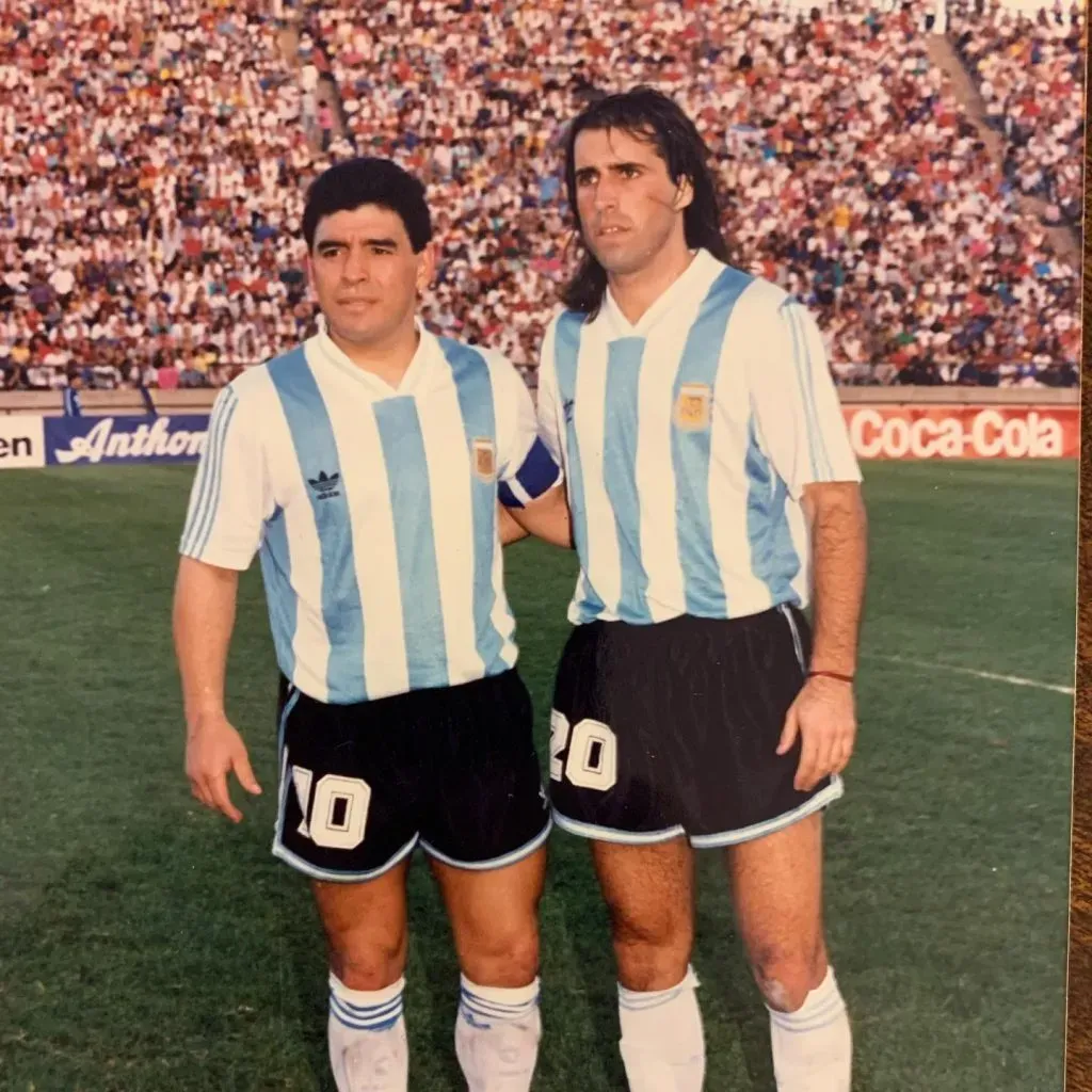 Leo Rodríguez con Diego Maradona en la selección de Argentina. Imagen: Archivo.