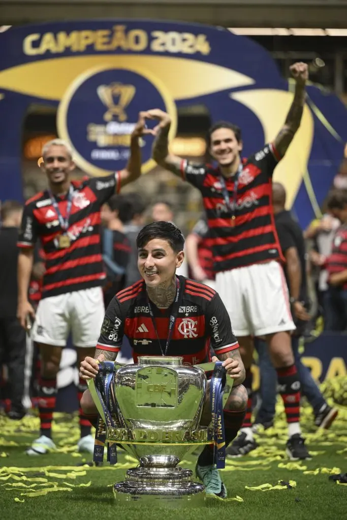 Pulgar fue campeón con Flamengo, pero será baja para Chile. Imagen: Getty.