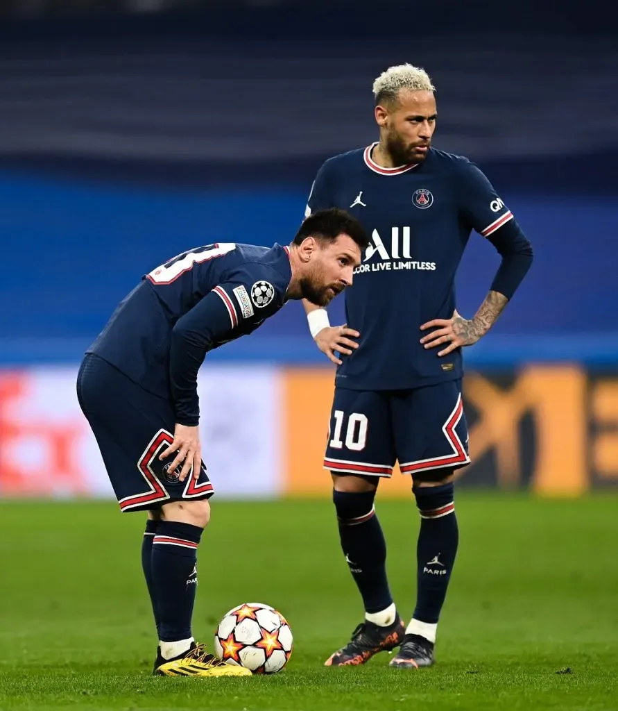 Messi y Neymar durante el partido de vuelta de octavos de final de la Liga de Campeones de la UEFA entre el Real Madrid y el PSG en 2022 (Getty Images)