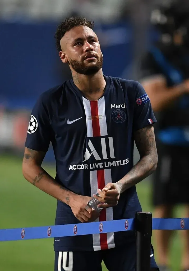 Neymar llora tras perder la final de la Champions League 2020 entre el PSG y Bayern Munich (Getty Images)