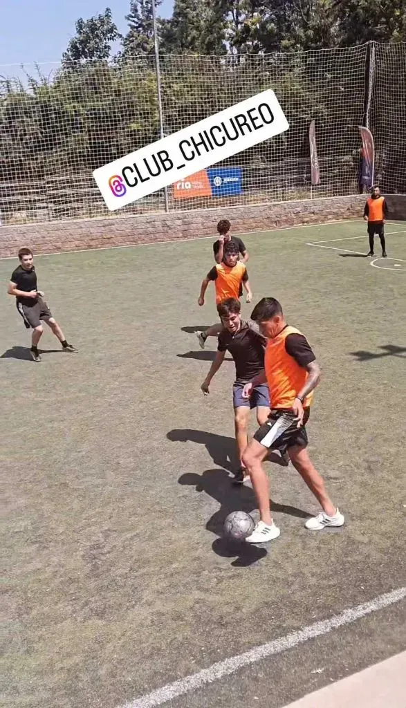 Vidal y Pavez en una pichanga en Chicureo al mismo tiempo del anuncio de Colo Colo por el Centenario.