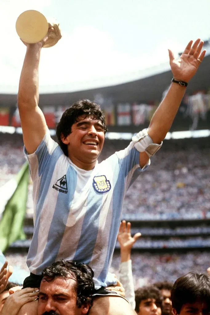 Diego Armando Maradona Argentina con el trofeo del Mundial en la mano – IMAGO