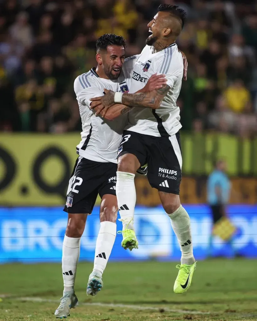 La celebración de Arturo Vidal tras el gol de Colo Colo ante Peñarol. Foto: Colo Colo.