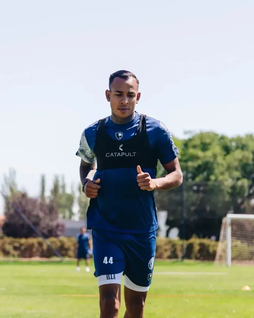 Sebastián Villa entrena en Argentina a la espera de la oferta de Colo Colo (Independiente Rivadavia)