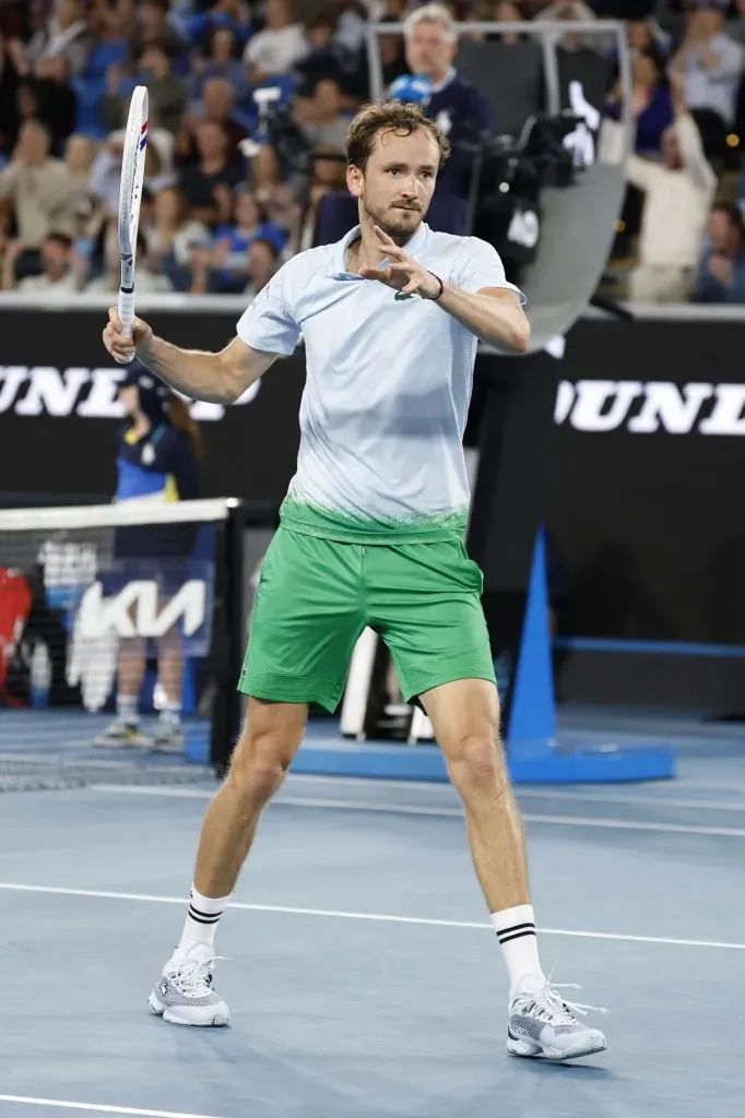 Daniil Medvedev lanza su raqueta durante el partido contra Learner Tien (Getty Images).