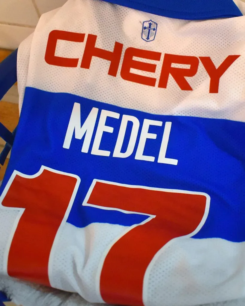 La camiseta 17 de Gary Medel en Universidad Católica. Foto: Cruzados.