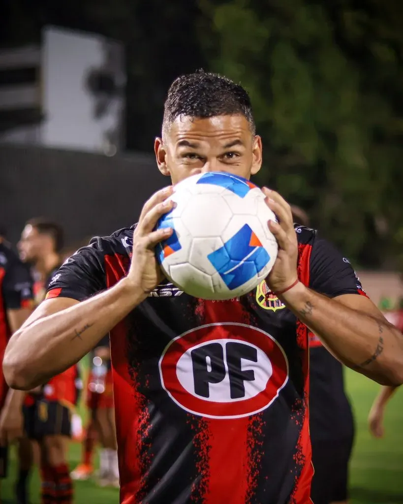 Isaac Díaz se llevó la pelota para la casa con sus tres goles