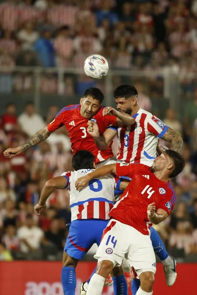 Guillermo Maripán no terminó bien el partido con Paraguay precupa a Chile. Foto: Photosport.