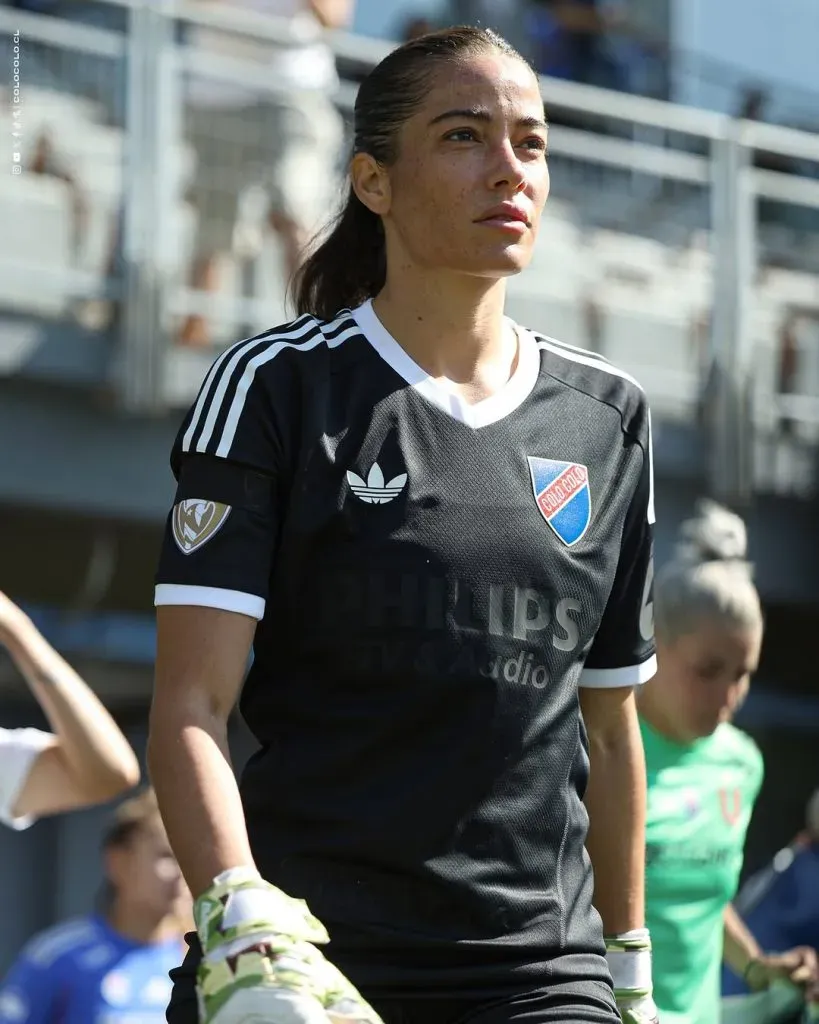 La nueva camiseta que la arquera Ryann Torrero está utilizando en el Superclásico ante la U. | Foto: Colo Colo.
