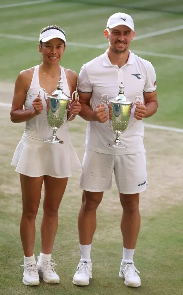 Su-Wei Hsieh y Jan Zielinski posan con sus trofeos de dobles mixtos tras su victoria en Wimbledon 2024 (Getty Images).