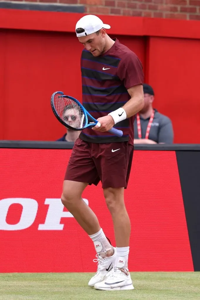 Jack Draper rompe una pantalla publicitaria con su raqueta en Queen’s (Getty Images).