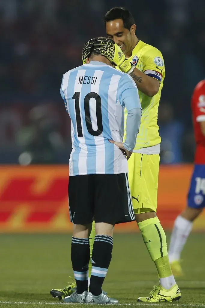 Claudio Bravo consuela a Lionel Messi, que perdía una nueva final