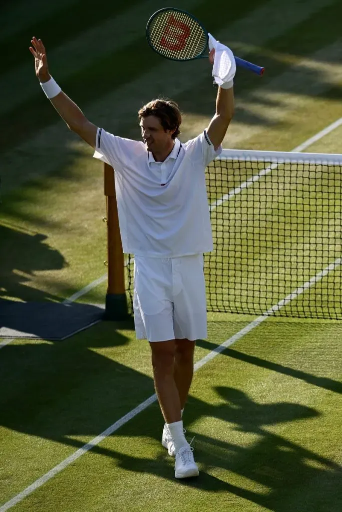 Nicolás Jarry celebra su victoria ante Joao Fonseca en Wimbledon (Getty Images).
