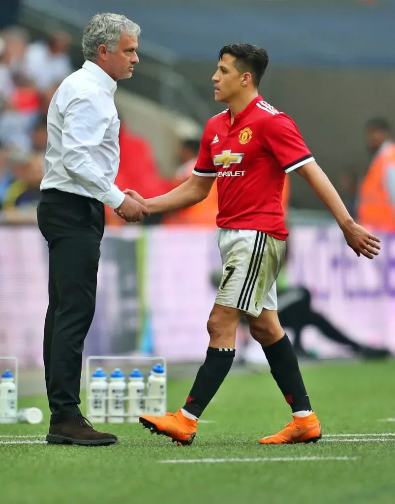 Alexis Sánchez con Jose Mourinho, una imagen que podría repetirse en Fenerbahce (Getty Images)