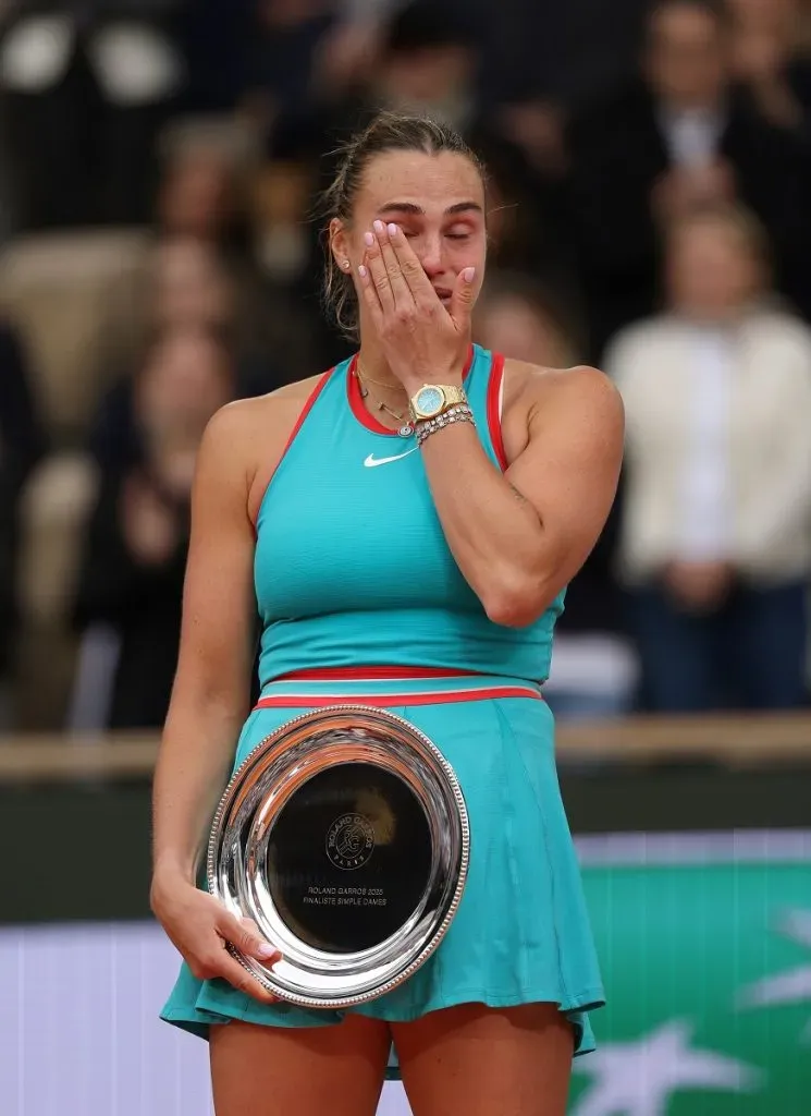 Aryna Sabalenka llora tras perder la final de Roland Garros 2025 (Getty Images).