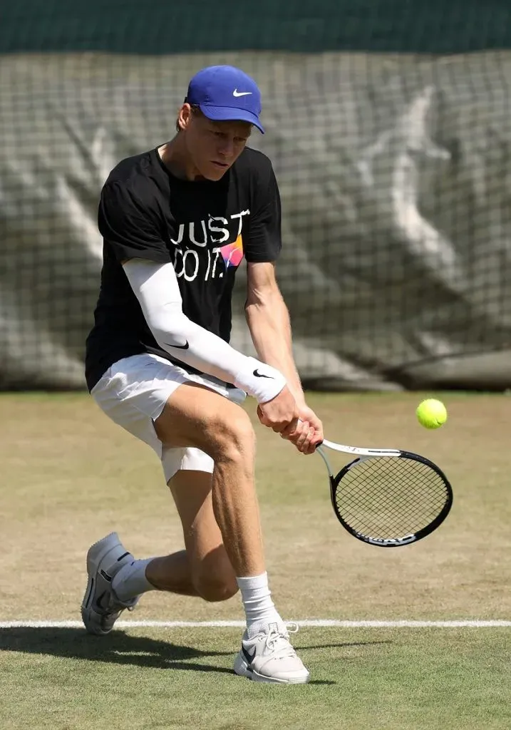 Jannik Sinner con una lesión en el codo en Wimbledon (Getty Images).