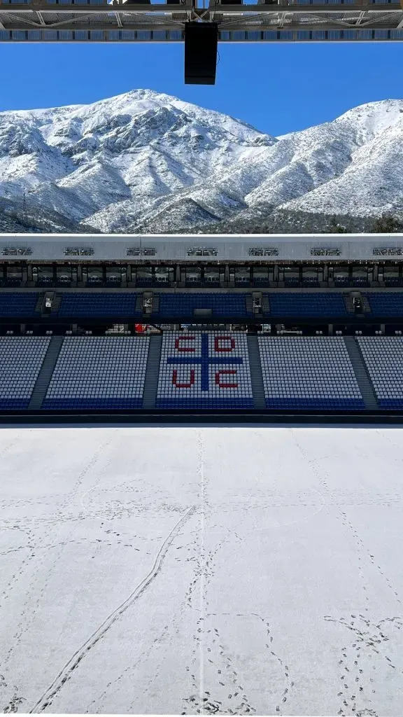 La hermosa postal del Claro Arena: en poco rato la UC lo dejó despejado de la nieve.