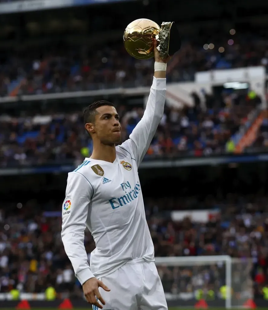 Cristiano Ronaldo com uma de suas 5x Bolas de Ouro. Foto: Gonzalo Arroyo Moreno/Getty Images