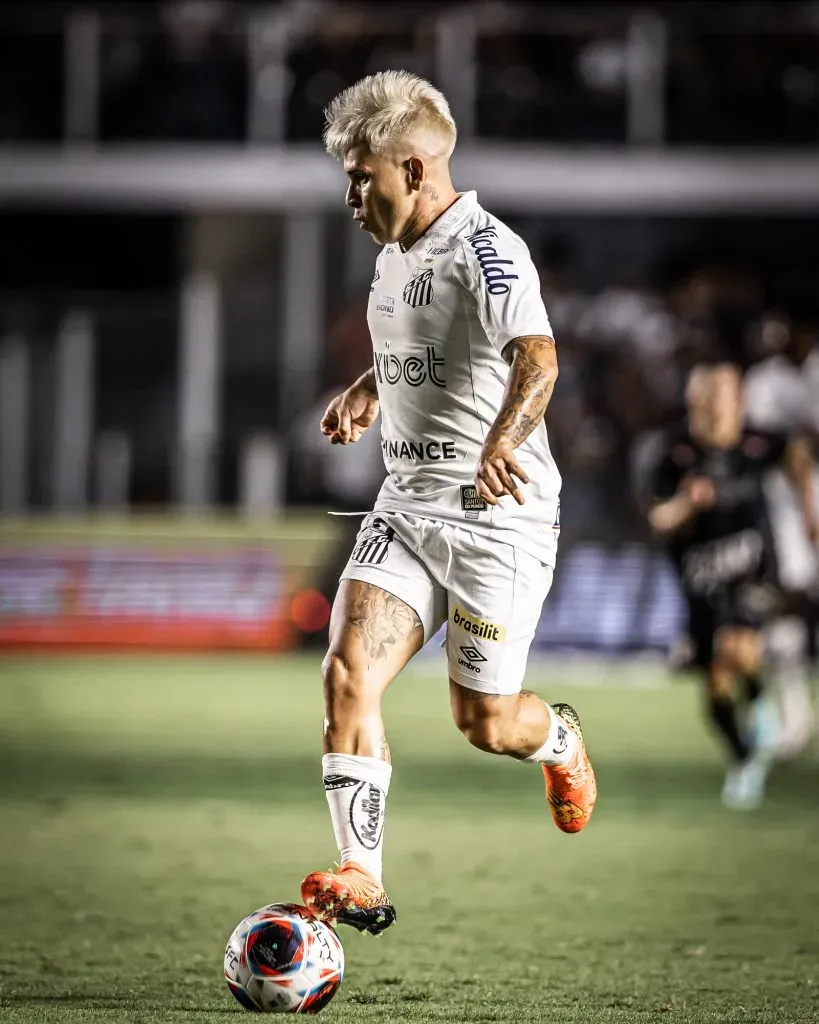 Camisa 10 do Santos em atuação na Vila Belmiro. Foto: Flickr Oficial Santos FC/Raul Baretta