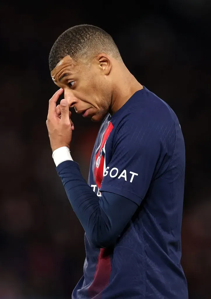 Mbappé ‘ouve’ poucas e boas de John Kennedy. Foto: Alex Pantling/Getty Images