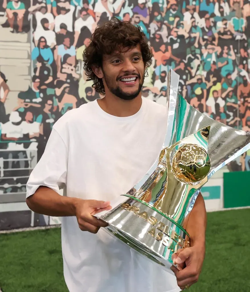 Scarpa com o troféu do Brasileirão. Foto: Flickr Oficial SE Palmeiras/Cesar Greco