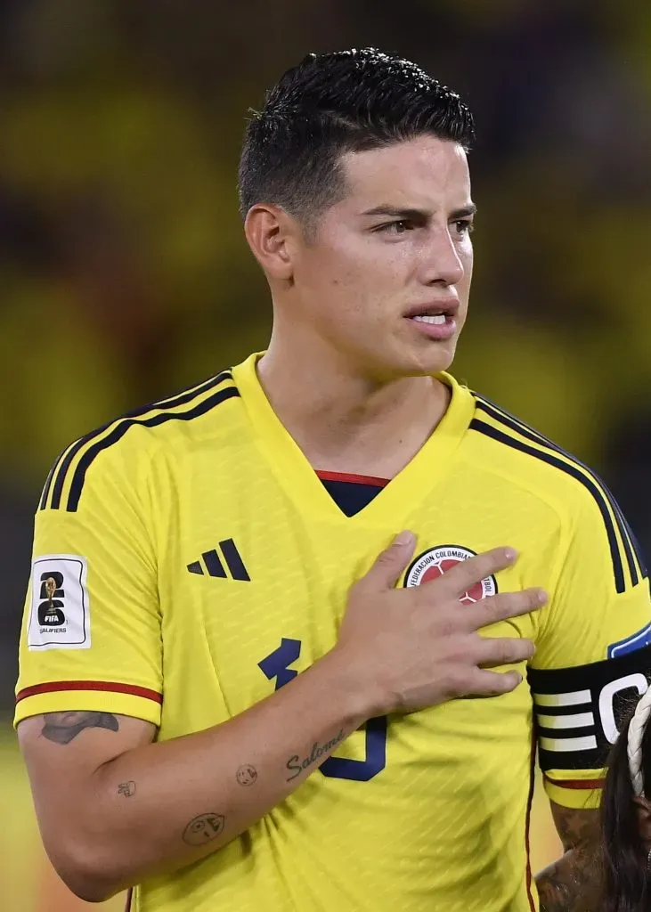 James Rodríguez durante o hino nacional colombiano. Foto: Gabriel Aponte/Getty Images