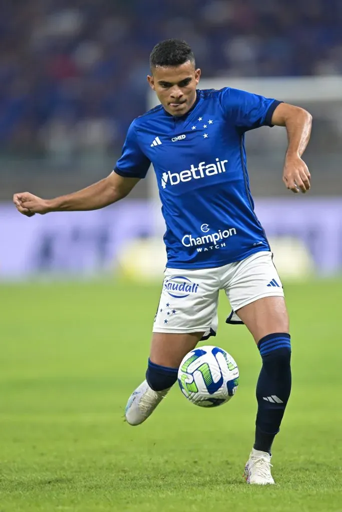 BELO HORIZONTE, BRAZIL – MAY 10: Bruno Rodrigues of Cruzeiro controls the ball during a match between Cruzeiro and Fluminense as part of Brasileirao 2023 at Mineirao Stadium on May 10, 2023 in Belo Horizonte, Brazil. (Photo by Pedro Vilela/Getty Images)