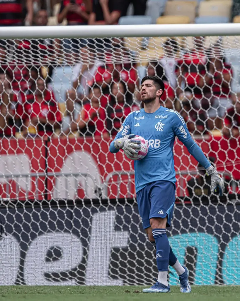 Rossi com o Manto Sagrado. Foto: Paula Reis/Flamengo