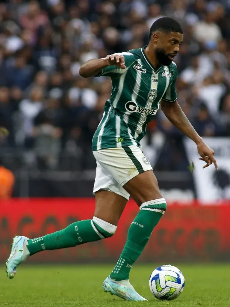 SÃO PAULO, SP (FOLHAPRESS) – 13 DE AGOSTO: Diogo Oliveira, do Coritiba, controla a bola durante a partida entre Corinthians e Coritiba pela Série A 2023, na Arena Neo Química, em 13 de agosto de 2023, em São Paulo. (Foto: Miguel Schincariol/Getty Images)